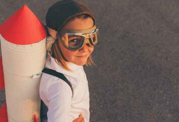 Mädchen hat einen Raketenrucksack an.