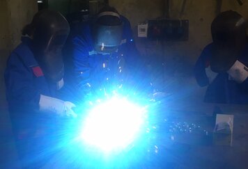 Mädchen beim schweissen.